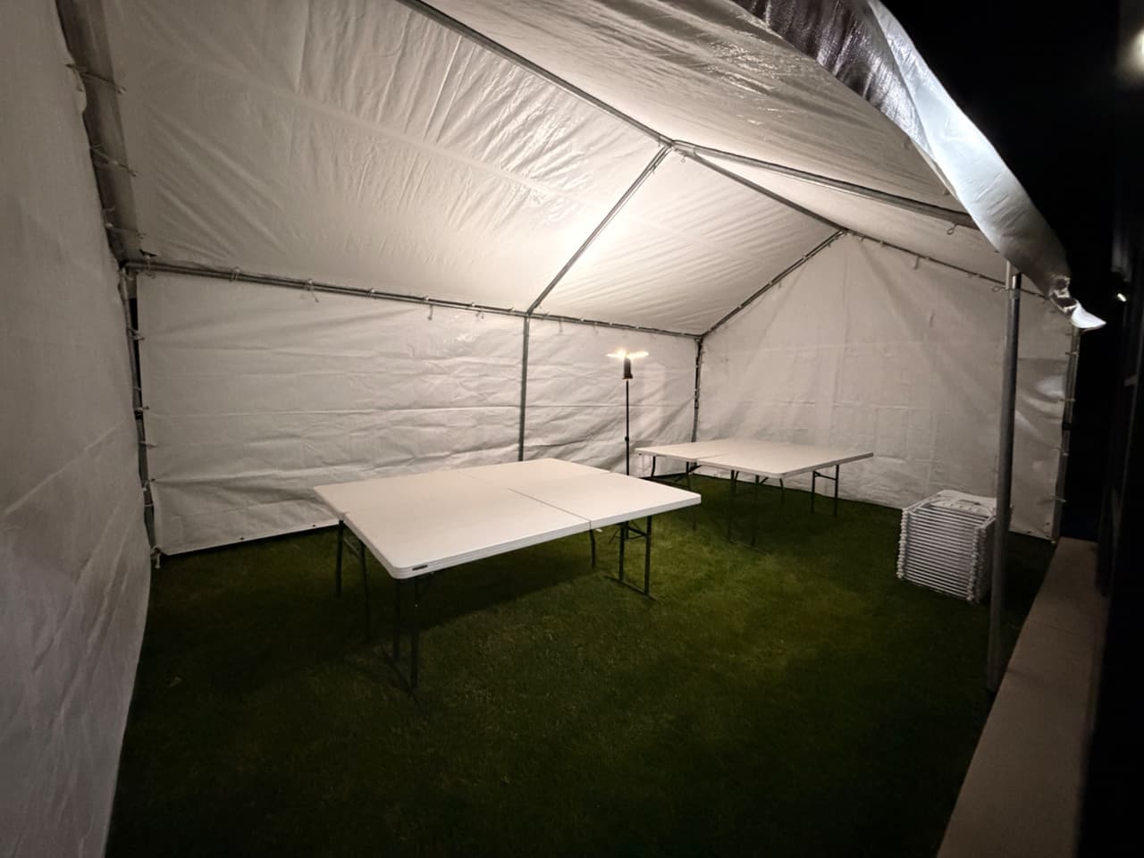 Montaje de renta de carpa blanca para boda y eventos al aire libre